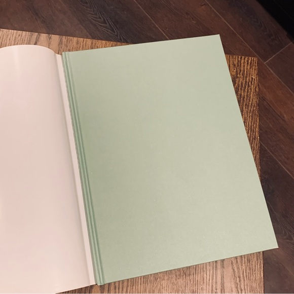 Audrey Hepburn in Pictures book - Picture 5 of 7